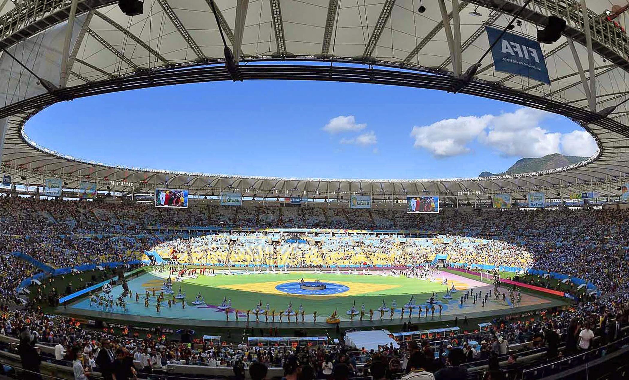 Знаменитый стадион в рио. Стадион Маракана в Рио-де-Жанейро. Стадион Маракана в Бразилии. Футбольный стадион Маракана ЧМ 2014.